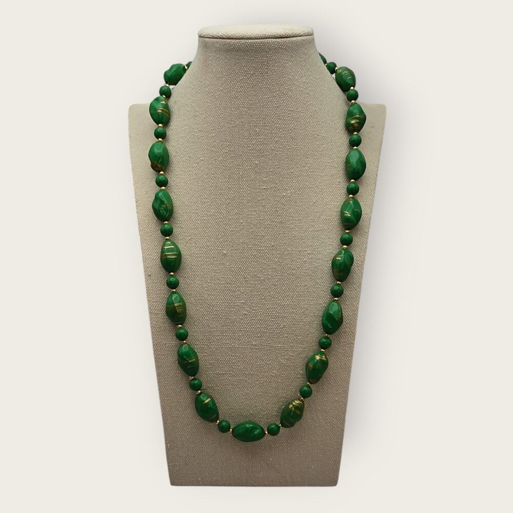 Green Marbled Beaded Necklace Gold Spacer Detail – Classic Elegance